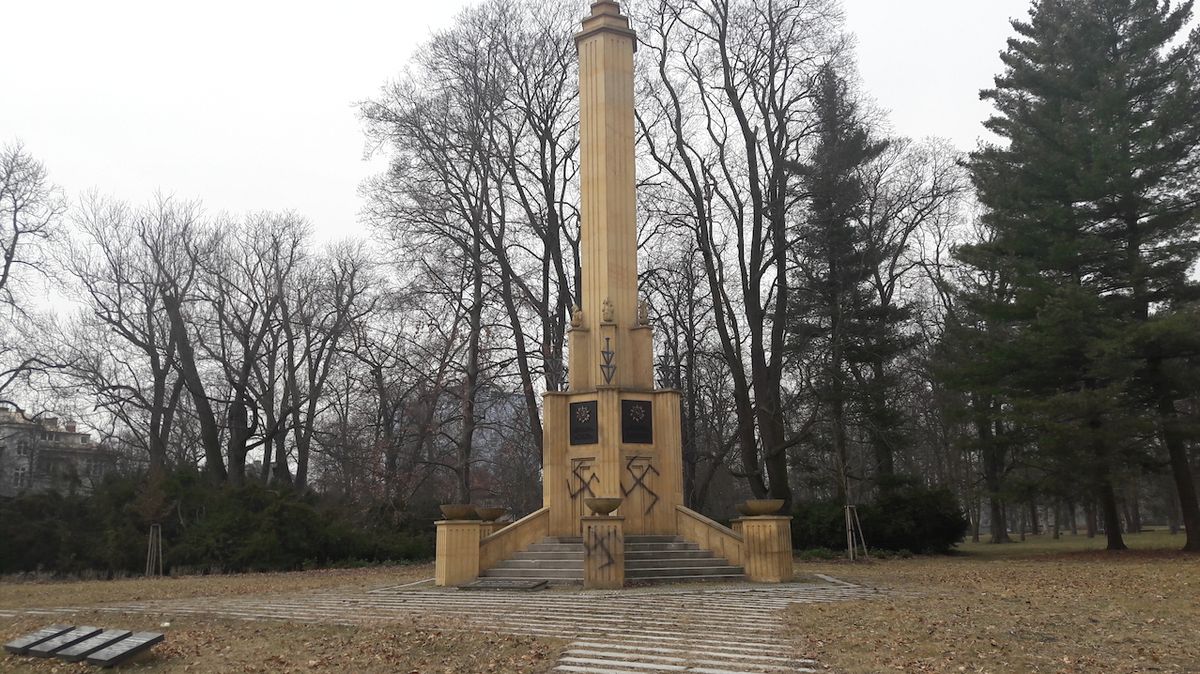 Památník Rudé armády v Olomouci pomaloval sprejer hákovými kříži